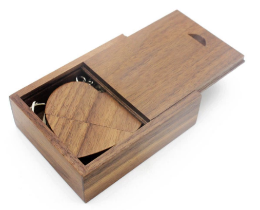 Drevená krabička na USB srdce, orech