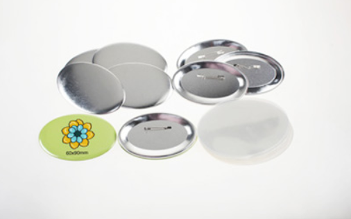 Button - kovový odznak zicherka 60 x 90 mm