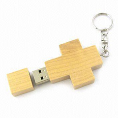 Drevený USB kľúč kríž