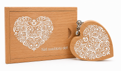 USB sada N� svadobn� de� � dreven� svadobn� USB k��� SRDCE s malou krabi�kou