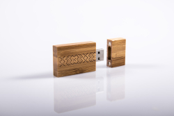 USB s motvom "IMANY"